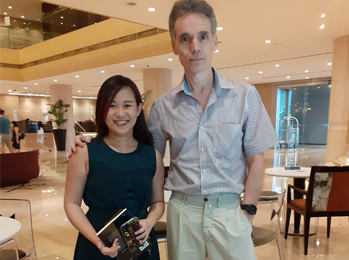Juan Estadella con la astróloga May Sim en Singapur (Singapur), 2022.
